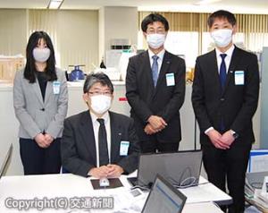 チケットレスプロジェクトチームの西岡担当課長（左から２人目）ら