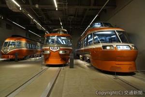 展示室内のＳＥ、ＮＳＥ、ＬＳＥ（左から）。流線型のバーミリオンオレンジの車体が並ぶ