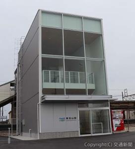 新設した東富山駅東口改札（あいの風とやま鉄道提供）