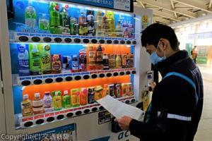商品を補充するルートマンはシステムに表示された帳票を印刷し、それを基に自販機の商品ラインアップ変更作業を行う（ＪＲ東日本クロスステーション提供）