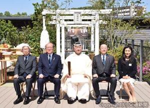 御鎮座祭に参列した青柳社長（右から２人目）ら