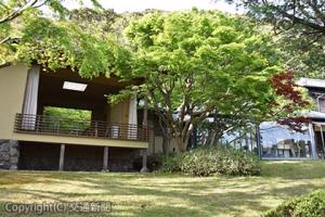 葉山町の閑静な住宅街に建つ記念館