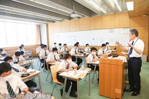 真剣なまなざしで授業に臨む生徒たち（海陽学園提供）