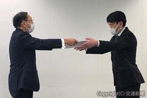 青柳社長（左）から賞状を授与される石井駅長（ＪＲ九州提供）