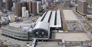 高松駅舎右側の更地と駐車場部分が駅ビル予定地。更地部分に商業棟、駐車場部分に駐車場棟を建設予定。ＣＯＭ高松は駅舎左側の建物内