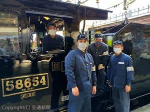 鳥栖駅に到着したＳＬ人吉の機関士ら