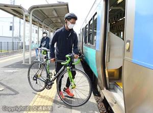 列車に自転車を積み込むサイクリスト＝上菅谷駅＝