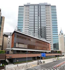 川崎駅西口の新たなランドマークとしてにぎわい創出が期待される「ＪＲ川崎タワー　商業棟」（手前）と「ＪＲ川崎タワー　オフィス棟」