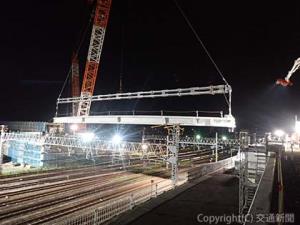 夜間に５日間かけて行われた道路橋の桁架設工事（ＪＲ広島支社提供）