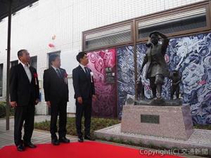 岡山空港１階に再登場した桃太郎像（ＪＲ岡山支社提供）