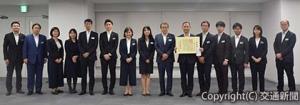 深澤社長（右から７人目）と横浜支社の関係者（ＪＲ東日本提供）