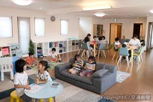 ＪＲ東日本は子育て支援施設について、当初２０２１年度末としていた１５０カ所開設の目標を、１年前倒して２１年４月に達成しました。写真は駅型学童タイプの施設（ＪＲ東日本提供）