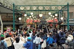 にぎやかな商店街。オープン初日は訪れる人をフレンズクルーらが出迎えた