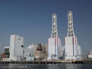 今月１日から運転を開始した川崎火力発電所の新１号機（左側の煙突の建物）＝ＪＲ東日本提供＝