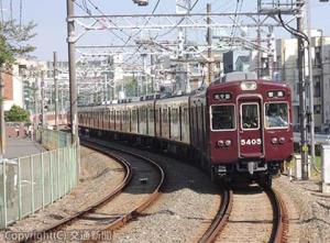 豊津―関大前間を走行する列車
