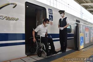 段差、すき間が縮小された東京駅19番線ホーム。渡り板を使うことなく車いす利用者の乗降が可能となった