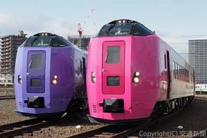 北海道周遊列車として運転する多目的特急気動車「はまなす編成」（右）と「ラベンダー編成」