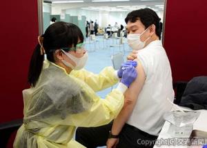 ワクチン接種を受ける社員