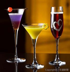 東京ステーションホテルで味わえる（左から）「カメリアブルーム」「マルノウチレディー」「トウキョウサンセット」＝日本ホテル提供＝