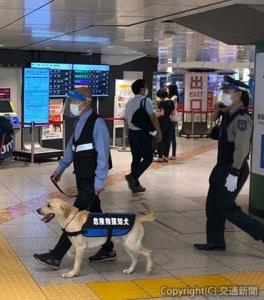 危険物探知犬による駅構内の巡回イメージ（ＪＲ東日本提供）