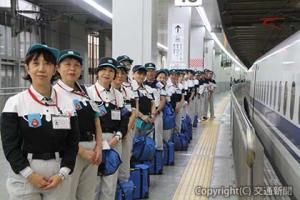 山陽新幹線博多駅ホームに並ぶ車内清掃担当の中国メンテックの従業員（ＪＲ西日本メンテック提供）