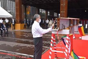 鋲打ちする石川社長（ジェイアール東日本ビルディング提供）