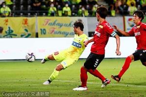 勝ち越しゴールとなるボレーシュートを放つ船山（10）©ＪＥＦＵＮＩＴＥＤ（ジェフユナイテッド提供）