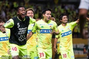 先制ゴールを決めて他の選手とともに喜ぶ見木（39）©ＪＥＦＵＮＩＴＥＤ（ジェフユナイテッド提供）