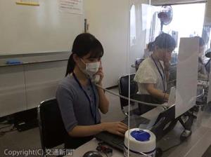 「大阪府ワクチン接種コールセンター」のスタッフとして活躍するジェイアール西日本フードサービスネットの従業員（日本旅行提供）