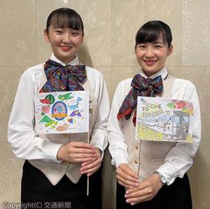 オリジナル手旗を持つ客室乗務員（ＪＲ九州提供）