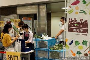 券売機前に設けられた直売所