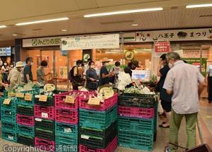 新鮮な地元野菜を買い求める人でにぎわう「八王子やさいまつり」