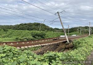 山陽線小野田―厚狭間の路盤流出現場（ＪＲ西日本提供）