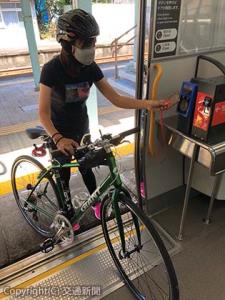 列車内に自転車を持ち込むイメージ（ＪＲ西日本提供）