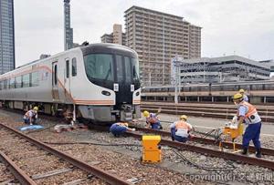 ＨＣ85系試験走行車を使った脱線復旧訓練＝名古屋車両区＝（ＪＲ東海提供）