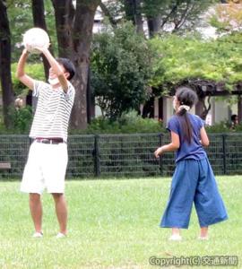 住宅地の公園では親子の歓声が響く