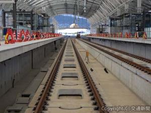 最後のレールがつながった長崎駅構内（鉄道建設・運輸施設整備支援機構提供）