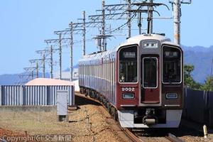 新駅設置が検討されている阪急電鉄神戸線武庫之荘―西宮北口間を走行する電車（阪急電鉄提供）