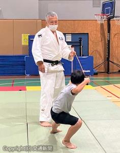 小学生に指導する鈴木氏（ＪＲ東日本スポーツ提供）