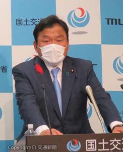 会見する赤羽前大臣