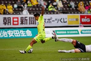 ＰＡ内までドリブルで独走し、見木が右足を振り抜く（ジェフ千葉・大宮戦）ⒸＪＥＦＵＮＩＴＥＤ（ジェフユナイテッド提供）