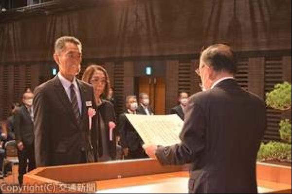 交通新聞 電子版｜JR九州 21年度「特別功労章・功労章・効績章」表彰