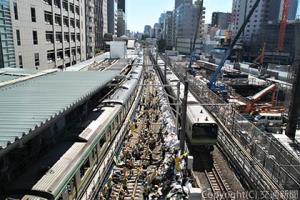 山手線内回りホーム拡幅のため、線路切り替えを実施