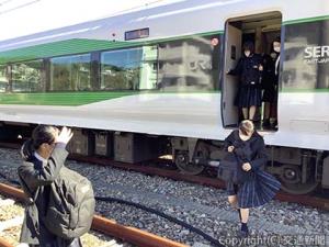 車両から線路上に降車する参加者（ＪＲ横浜支社提供）