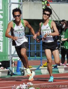 ６区吉野（右）から７区寺田へのタスキリレー。寺田は〝魂の走り〟でチームを９位に押し上げた