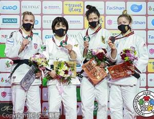 優勝した寺田選手（左から２人目）＝国際柔道連盟提供＝