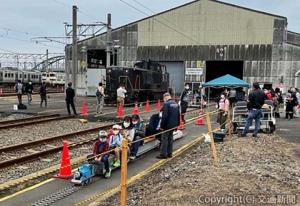 展示車両の見学などを楽しむ参加者（ＪＲ九州提供）