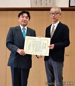 太田専務理事（左）から承認書を受け取る台原委員長（ＪＲ八王子支社提供）
