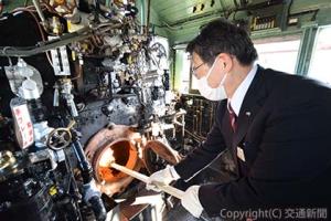 Ｃ11１７１号機に火入れする宮越常務（ＪＲ北海道提供）