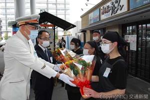 花束を贈呈する八木社長と中村社長